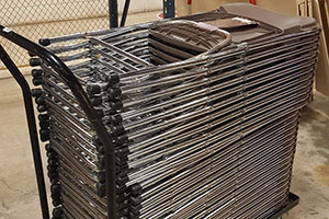 Do not stack chairs with the bottom of the chair facing the cart handle.